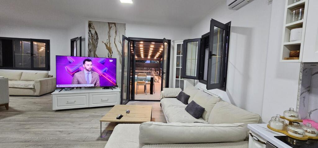 SHITET VILE 2-KATESHE ME PISHINE PRANE HOTEL GRINT GOLEM DURRES