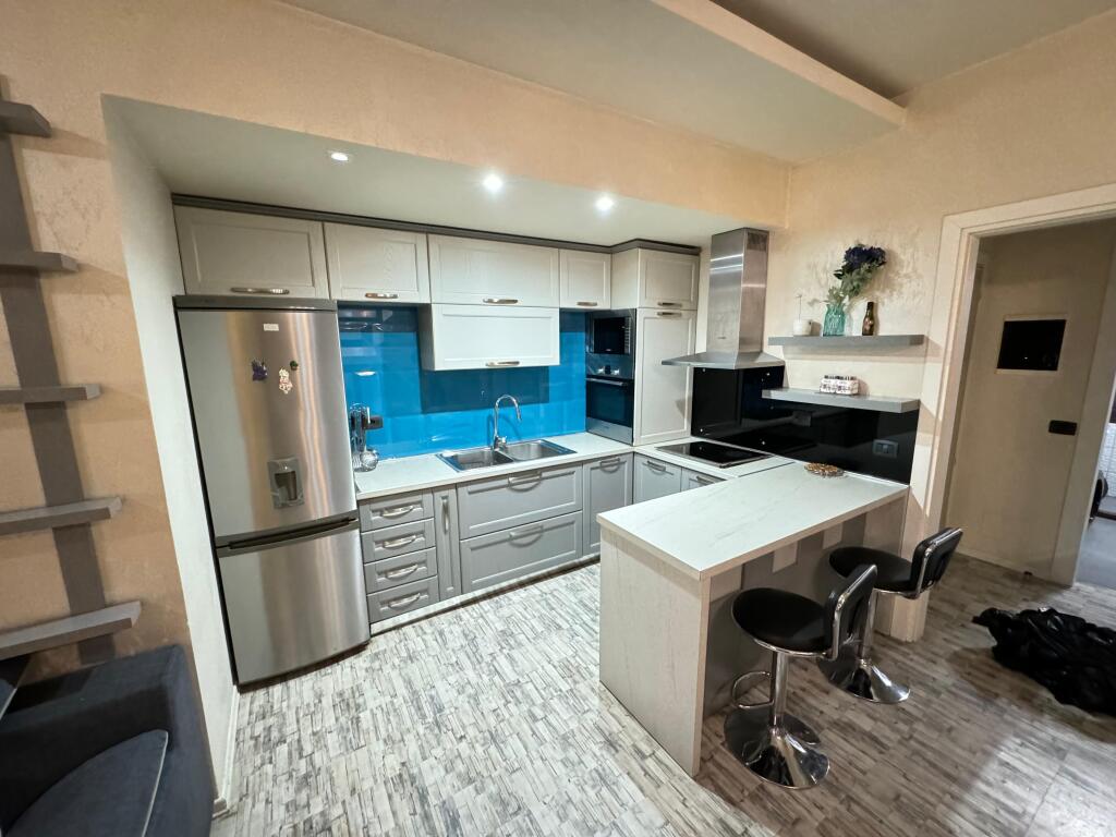 🏢 Jepet me qira apartament 2+1 📍 Astir, pranë rrethrrotullimit 🏙️ Kati i 9-të 📐 Sipërfaqe: 130 m² 💶 Çmimi: 600 € / muaj