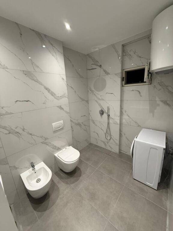 APARTAMENT 1+1 PER SHITJE PRANE QENDRES