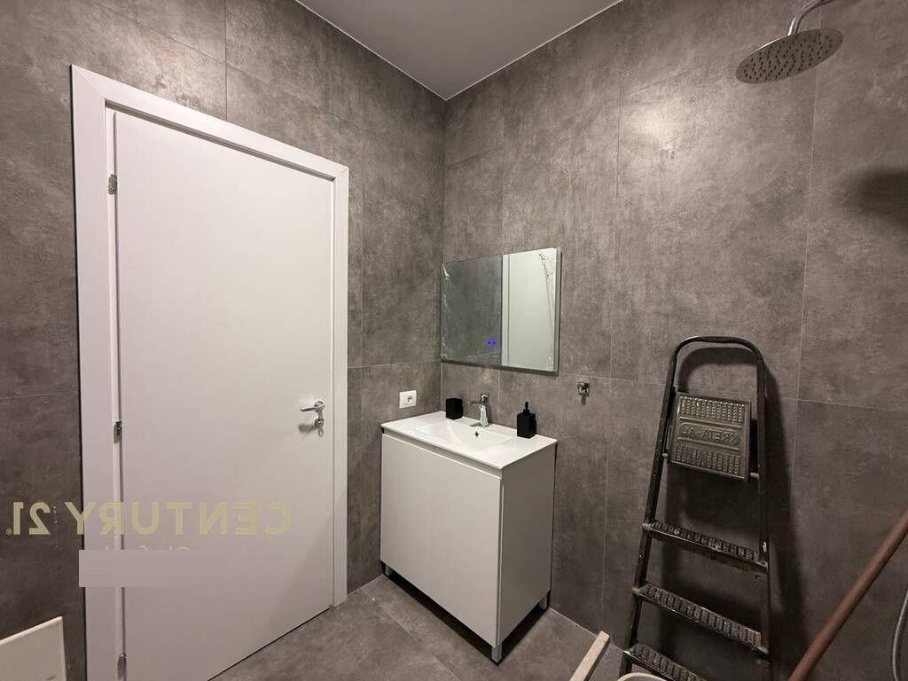 Apartament per qira 1+1 i mobiluar përball Ring Center