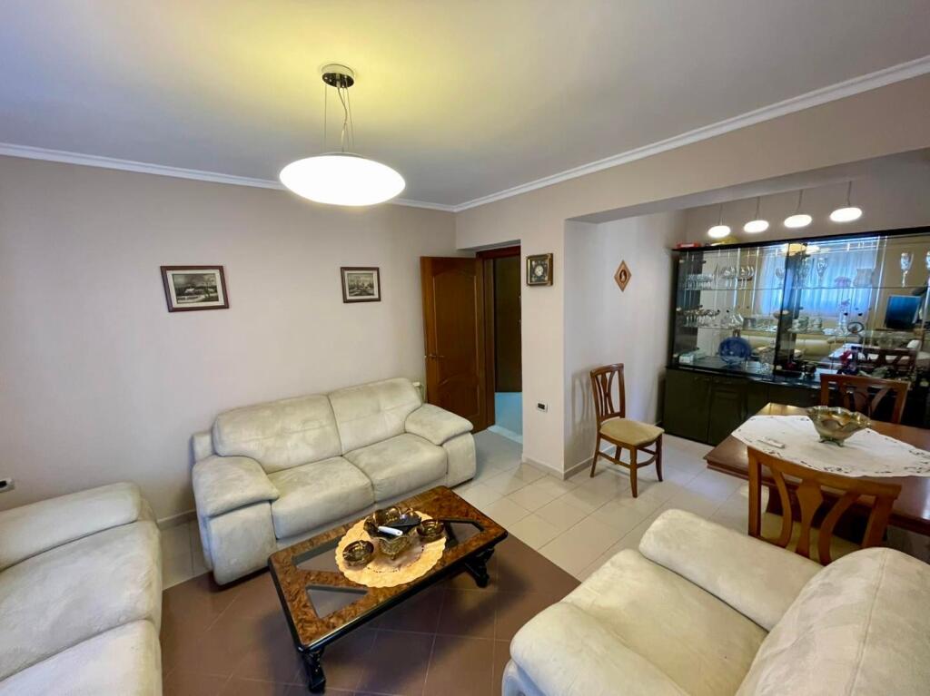 Jepet me Qira Apartament 2+1 tek hotel "Colosseo", Ambasada Kineze, Rruga e Durrësit