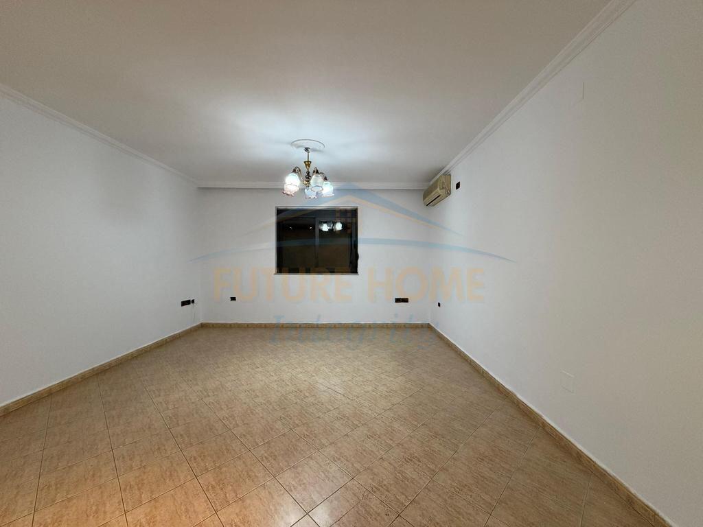 Shitet, Apartament 2+1, Rruga e Elbasanit, Tiranë.