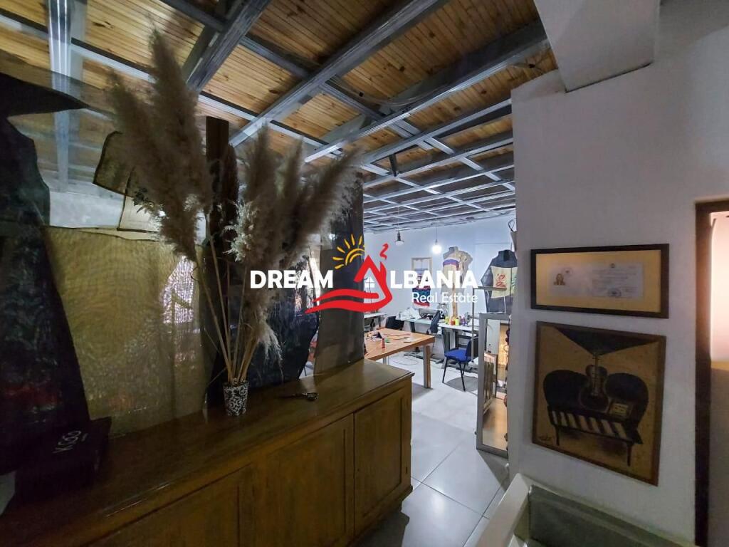 Ambjent buze rruge me qera tek Myslym Shyri, prane Credins Bank ,ne Tirane (ID 4251204)