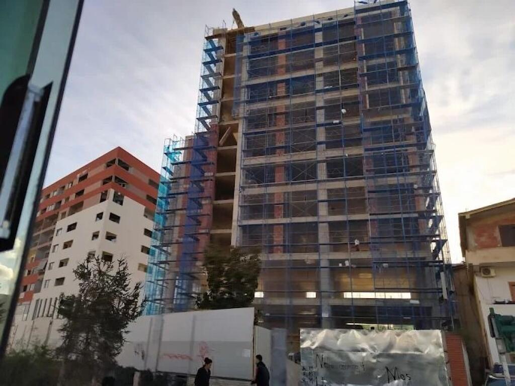 Shitet apartament 2+1 tek Unaza  e Re!