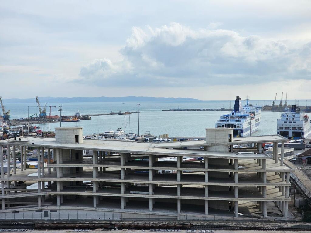 Jepet me Qera Apartament 2+1 Durres, Stacioni i Trenit, me pamje nga deti