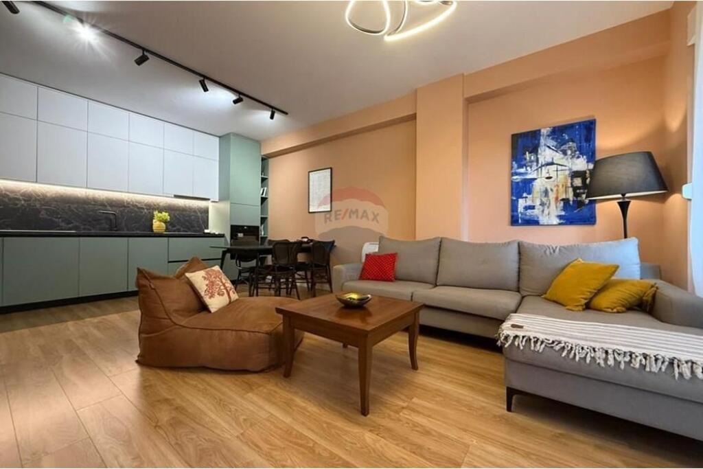 Apartament 2+1 per qera ne Qender tek Rruga Barrikadave