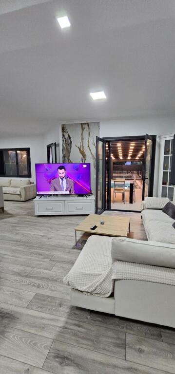 SHITET VILE 2-KATESHE ME PISHINE PRANE HOTEL GRINT GOLEM DURRES