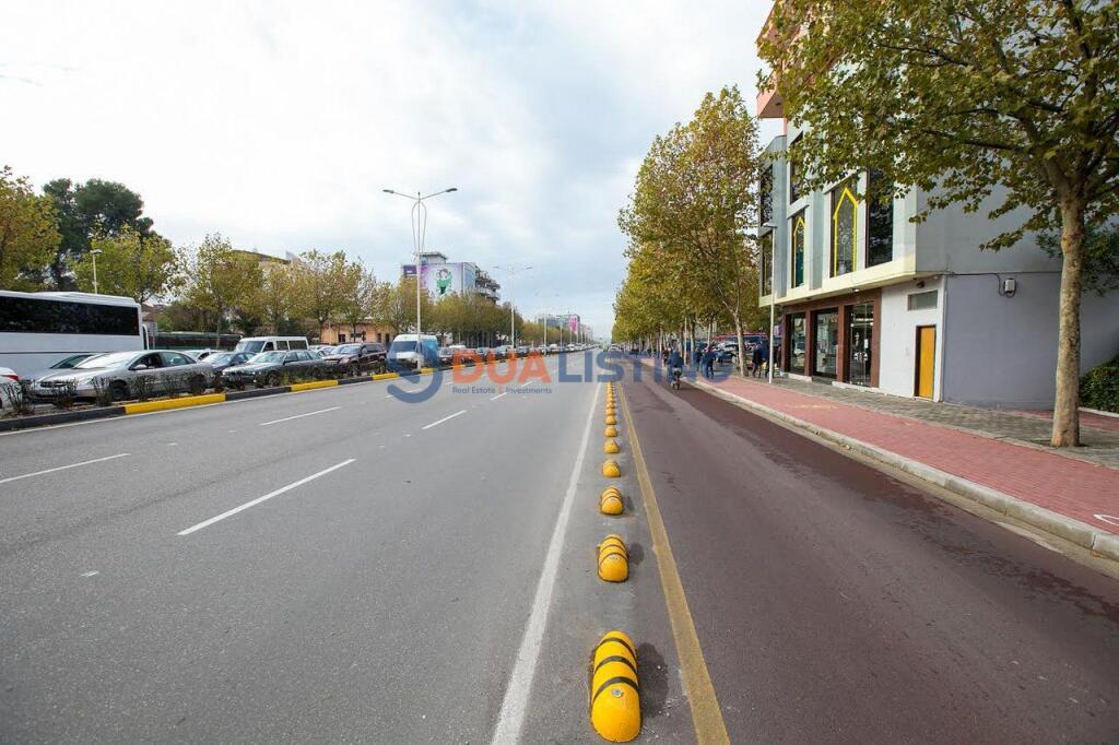 VENDIAMO LOCALE COMMERCIALE FRONTE STRADA - 240 M2!