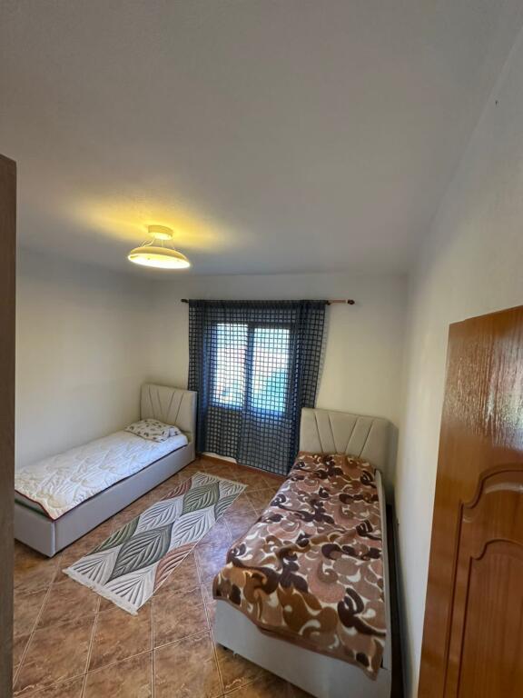 📣 AFFITTO Appartamento 2+1 Con Parcheggio 📍 Kombinat Via "Fejzi Hoxha" ✨   🏠 Casa Privata  🛋️ Arredato  👉 Cucina Separata   💶 Prezzo 350 Euro