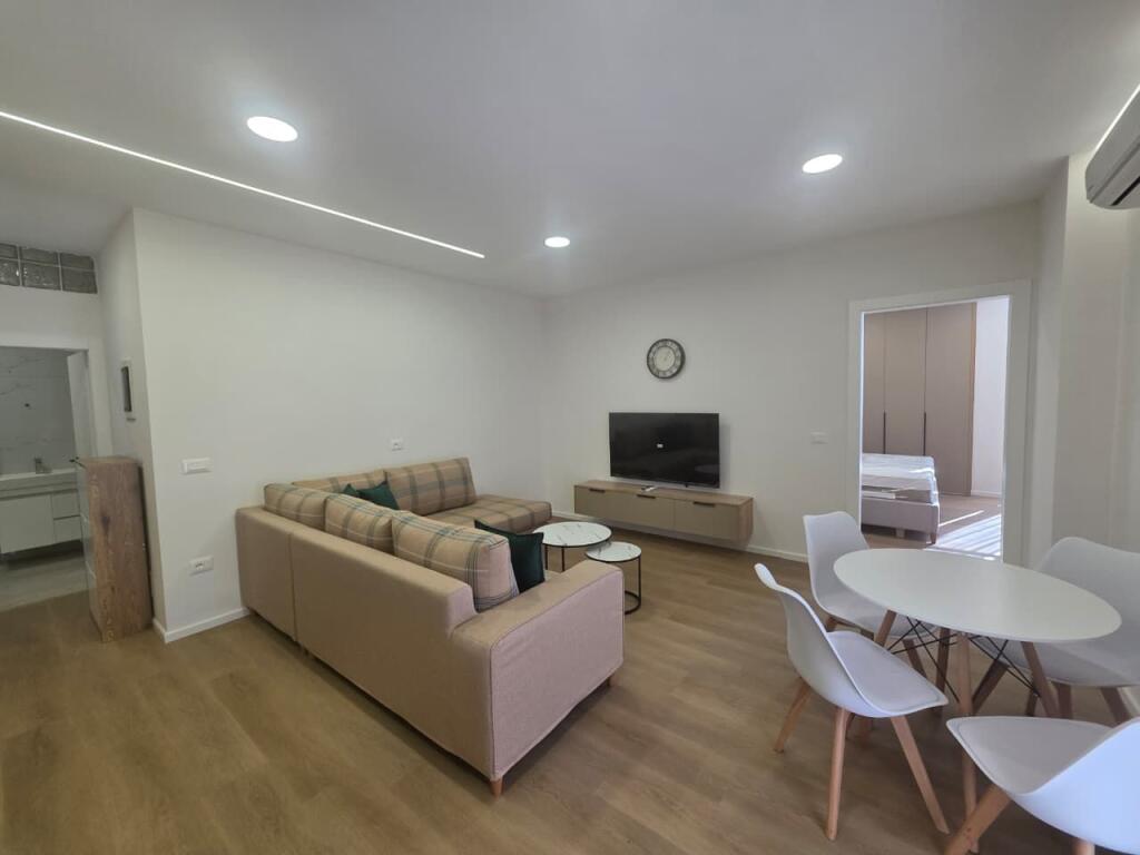 Shitet Apartament 1+1 – Plazh -Iliria , DurrësShitet Apartament 1+1 – Plazh -Iliria , Durrës  📍 Vendndodhja: Zona e Plazhit, Durrës 📐 Sipërfaqe: 60 m² 🏢 Kati: 6 (pallat i ri me ashensor)  Apartament i mobiluar dhe i investuar totalisht, me punime cilësore dhe pajisje të reja. Organizim komod 1+1, i përshtatshëm për banim ose investim me qira. Orientim i mirë dhe zonë me të gjitha facilitetet pranë.  ✅ Mobilim modern ✅ Çdo gjë e re, gati për banim ✅ Pallat me ashensor ✅ Mundësi e mirë investimi  📞 Për më shumë informacion ose vizitë në pronë, na kontaktoni!