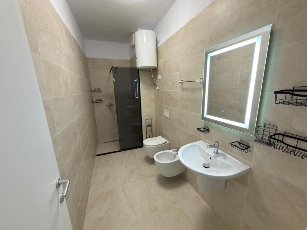 🏠 Jepet me qira apartament 2+1 me parkim 📍 Liqeni i Thatë, mbrapa Radisson Hotel