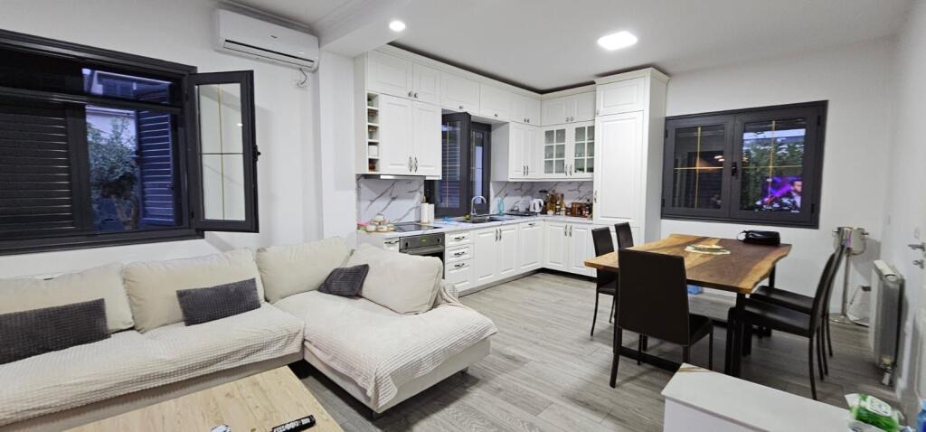 SHITET VILE 2-KATESHE ME PISHINE PRANE HOTEL GRINT GOLEM DURRES