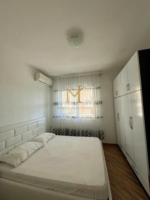 OFROHET ME QERA APARTAMENT 2+1 ME VERANDE, NE PLAZH PERBALLE ME FLORIDEN