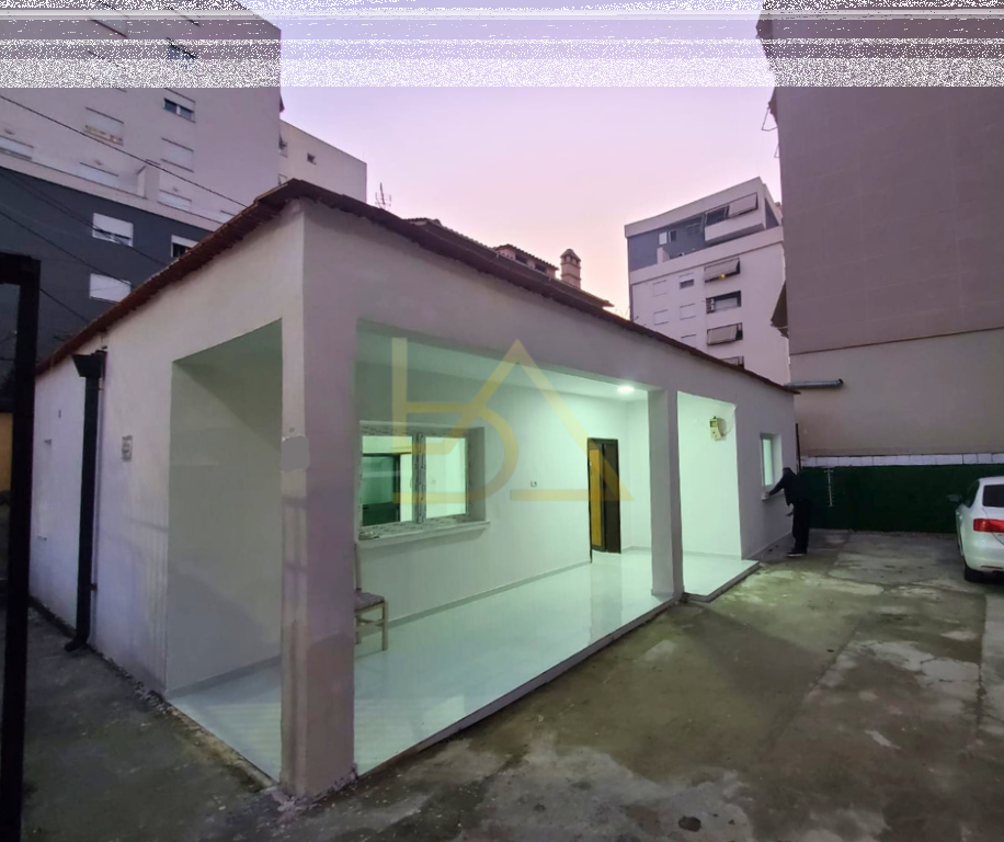 Jepet me Qira Ambient Biznesi në Tiranë, Komuna e Parisit