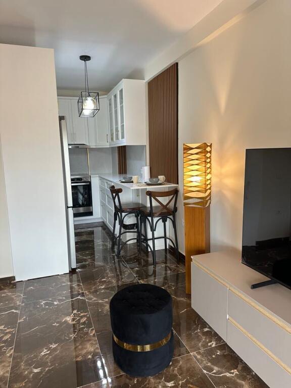 apartament 1+1+post parkimi për qira tek Rruga e Durrësit