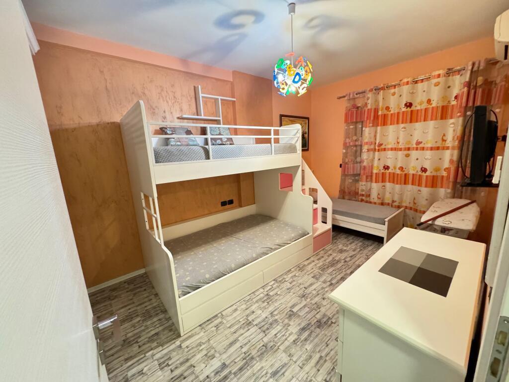🏢 Jepet me qira apartament 2+1 📍 Astir, pranë rrethrrotullimit 🏙️ Kati i 9-të 📐 Sipërfaqe: 130 m² 💶 Çmimi: 600 € / muaj