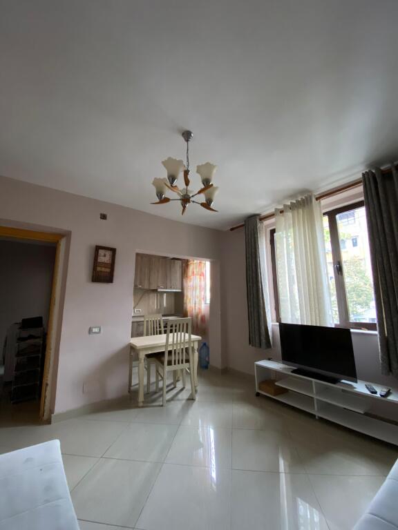 🏢Nella zona di Oxhaku, vicino alla Moschea Xhura, si affitta un appartamento 1+1 arredato. 40.000 Leke    