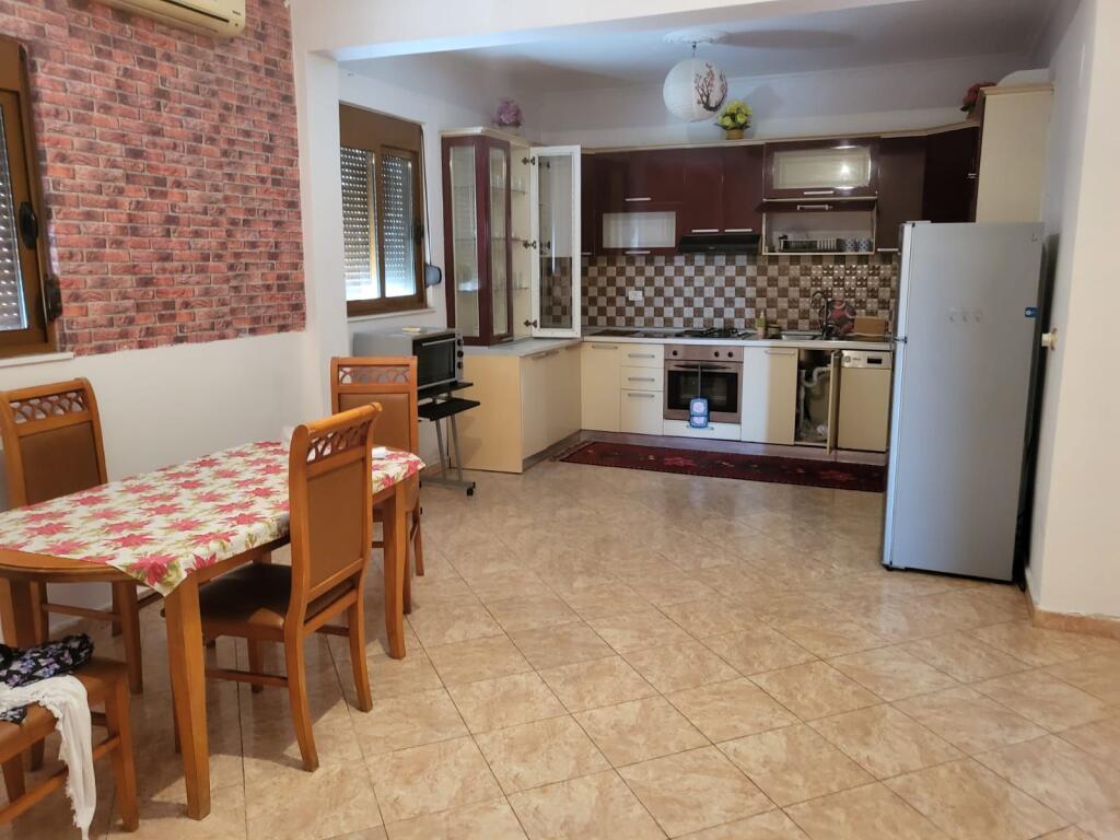 🏡 Shtëpi private me qira – Tek Vilat Amerikane