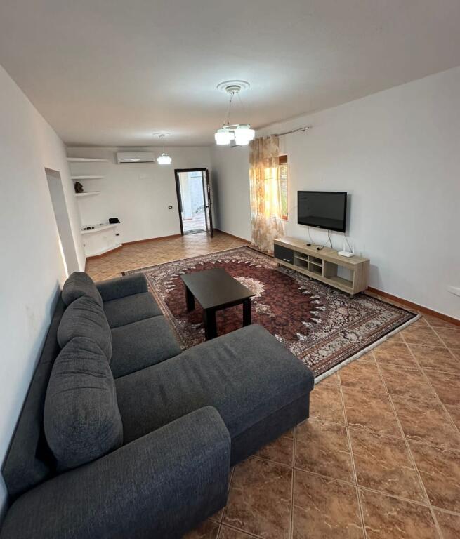📣 AFFITTO Appartamento 2+1 Con Parcheggio 📍 Kombinat Via "Fejzi Hoxha" ✨   🏠 Casa Privata  🛋️ Arredato  👉 Cucina Separata   💶 Prezzo 350 Euro