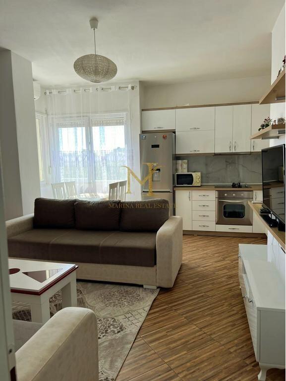 OFROHET ME QERA APARTAMENT 2+1 ME VERANDE, NE PLAZH PERBALLE ME FLORIDEN