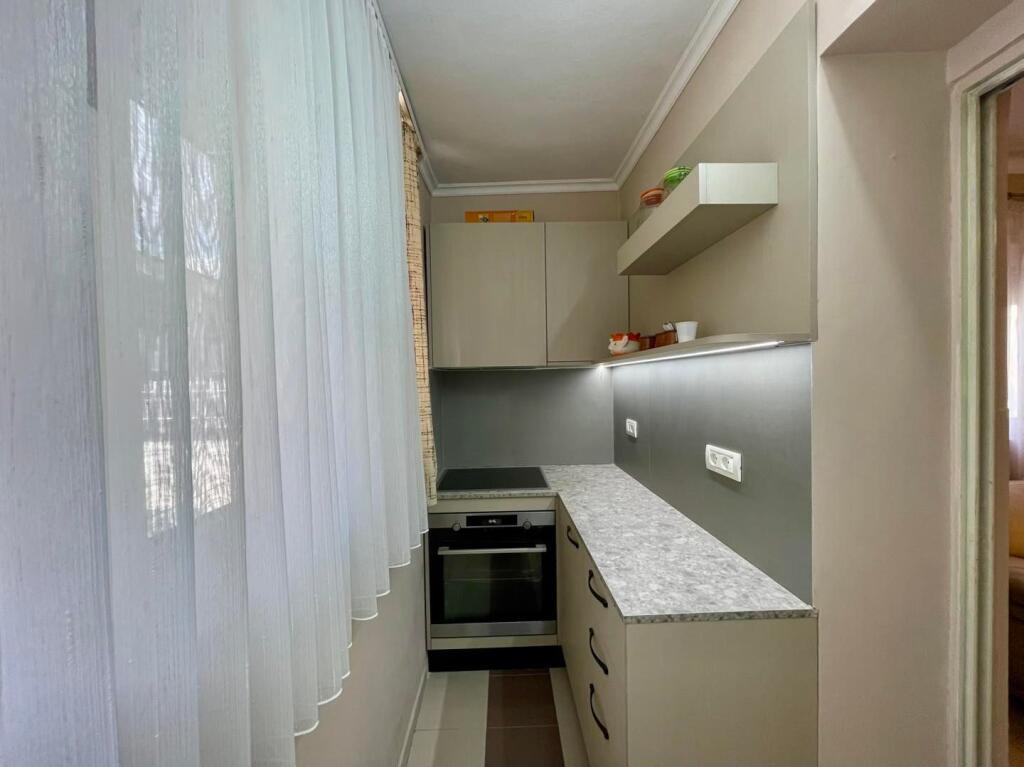 Jepet me Qira Apartament 2+1 tek hotel "Colosseo", Ambasada Kineze, Rruga e Durrësit