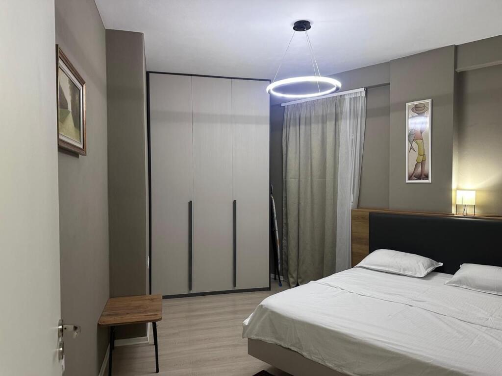Jepet me qera apartament lluksoz 1+1+verande   