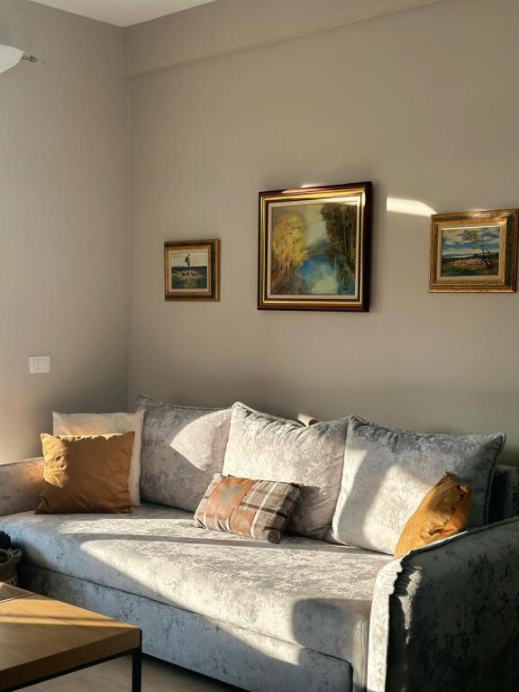 Jepet me qera apartament lluksoz 1+1+verande te Shkolla e Baletit