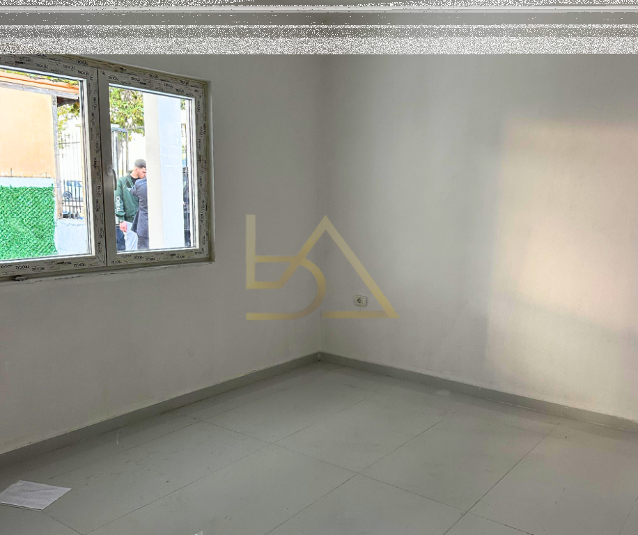 Jepet me Qira Ambient Biznesi në Tiranë, Komuna e Parisit