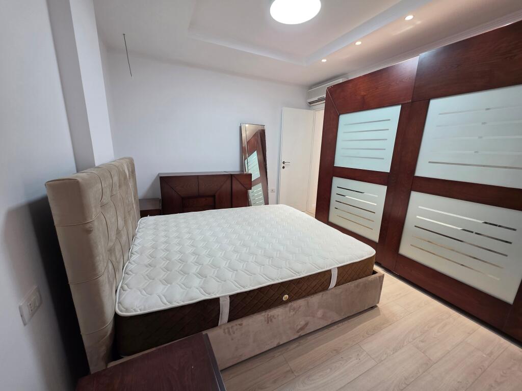 Jepet apartament 2+1+post parkimi, Rruga Kavajes, prane Kishes Katolike
