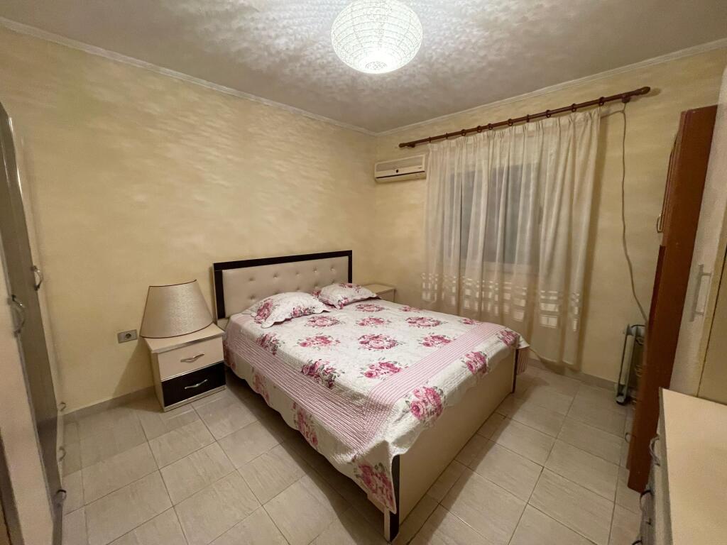 Shitet Apartament 1+1 tek Rruga Ali Demi