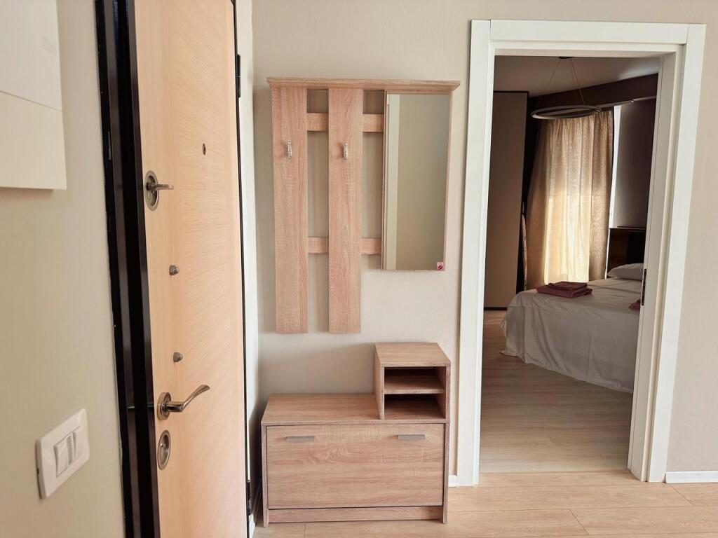 Jepet me qera apartament lluksoz 1+1+verande   