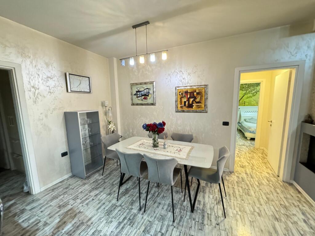 🏢 Jepet me qira apartament 2+1 📍 Astir, pranë rrethrrotullimit 🏙️ Kati i 9-të 📐 Sipërfaqe: 130 m² 💶 Çmimi: 600 € / muaj