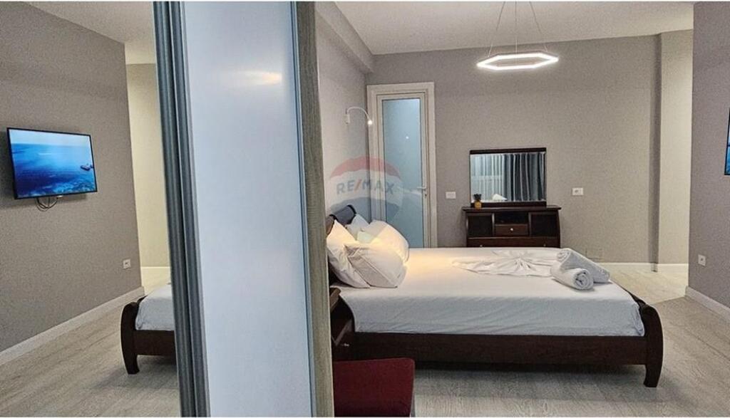 Shitet Apartament 2+1+2+P.parkimi tek rruga e Barrikadave