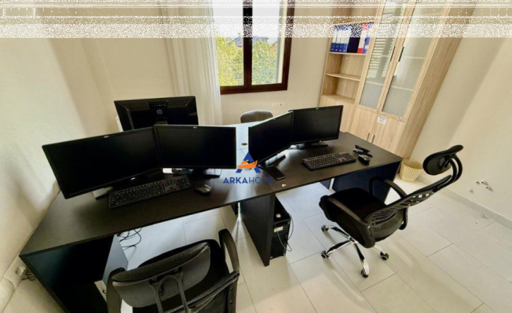 JEPET ZYRË ME QIRA 150M2 "ALI DEMI, TREGU ELEKTRIK, TIRANË" 650 EURO