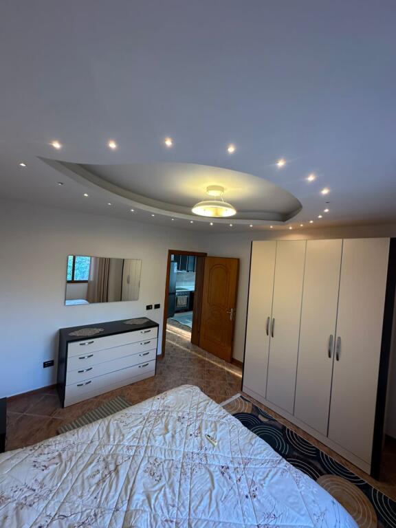 📣 AFFITTO Appartamento 2+1 Con Parcheggio 📍 Kombinat Via "Fejzi Hoxha" ✨   🏠 Casa Privata  🛋️ Arredato  👉 Cucina Separata   💶 Prezzo 350 Euro