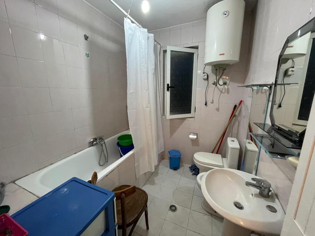 Shitet Apartament 1+1 tek Rruga Ali Demi
