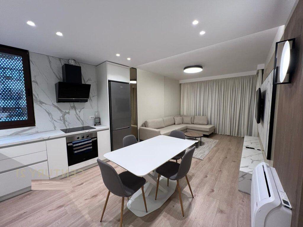 Apartament 1+1 + post parkimi  prane Qendres!