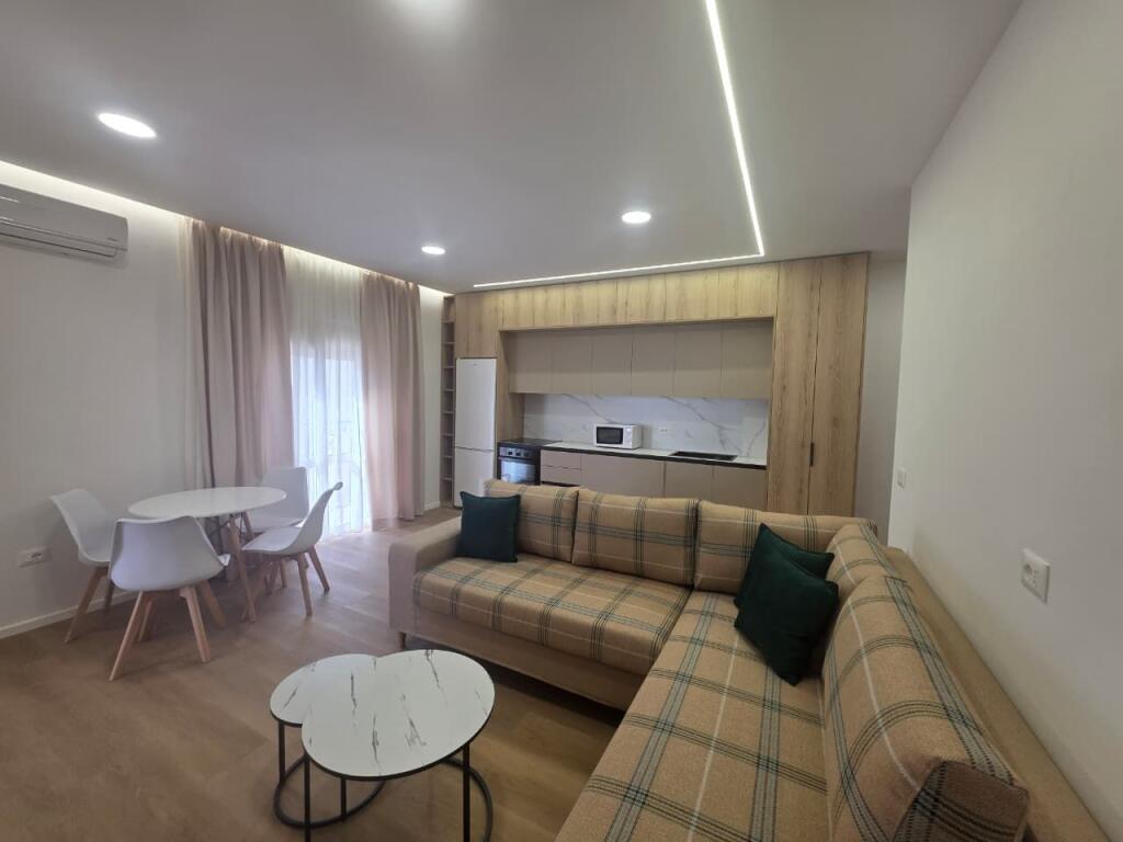 Shitet Apartament 1+1 – Plazh -Iliria , DurrësShitet Apartament 1+1 – Plazh -Iliria , Durrës  📍 Vendndodhja: Zona e Plazhit, Durrës 📐 Sipërfaqe: 60 m² 🏢 Kati: 6 (pallat i ri me ashensor)  Apartament i mobiluar dhe i investuar totalisht, me punime cilësore dhe pajisje të reja. Organizim komod 1+1, i përshtatshëm për banim ose investim me qira. Orientim i mirë dhe zonë me të gjitha facilitetet pranë.  ✅ Mobilim modern ✅ Çdo gjë e re, gati për banim ✅ Pallat me ashensor ✅ Mundësi e mirë investimi  📞 Për më shumë informacion ose vizitë në pronë, na kontaktoni!