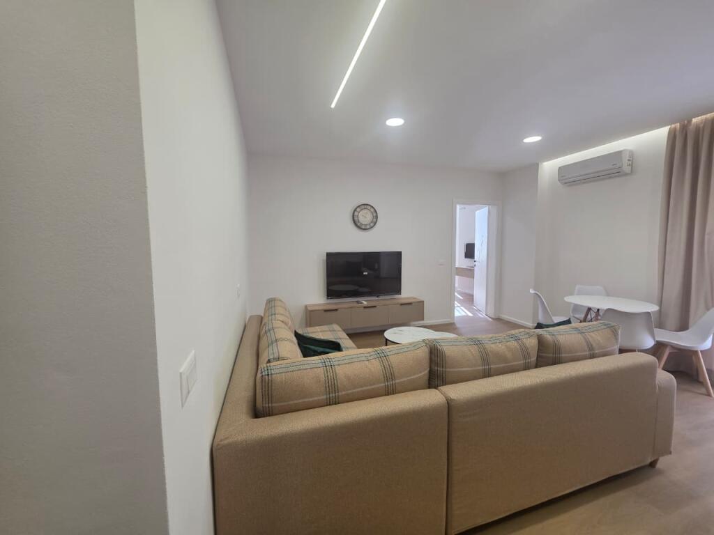 Shitet Apartament 1+1 – Plazh -Iliria , DurrësShitet Apartament 1+1 – Plazh -Iliria , Durrës  📍 Vendndodhja: Zona e Plazhit, Durrës 📐 Sipërfaqe: 60 m² 🏢 Kati: 6 (pallat i ri me ashensor)  Apartament i mobiluar dhe i investuar totalisht, me punime cilësore dhe pajisje të reja. Organizim komod 1+1, i përshtatshëm për banim ose investim me qira. Orientim i mirë dhe zonë me të gjitha facilitetet pranë.  ✅ Mobilim modern ✅ Çdo gjë e re, gati për banim ✅ Pallat me ashensor ✅ Mundësi e mirë investimi  📞 Për më shumë informacion ose vizitë në pronë, na kontaktoni!