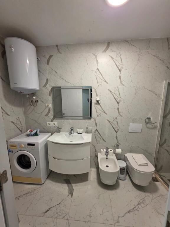 Shitet apartament 2+1 perballe Petro Ninit!