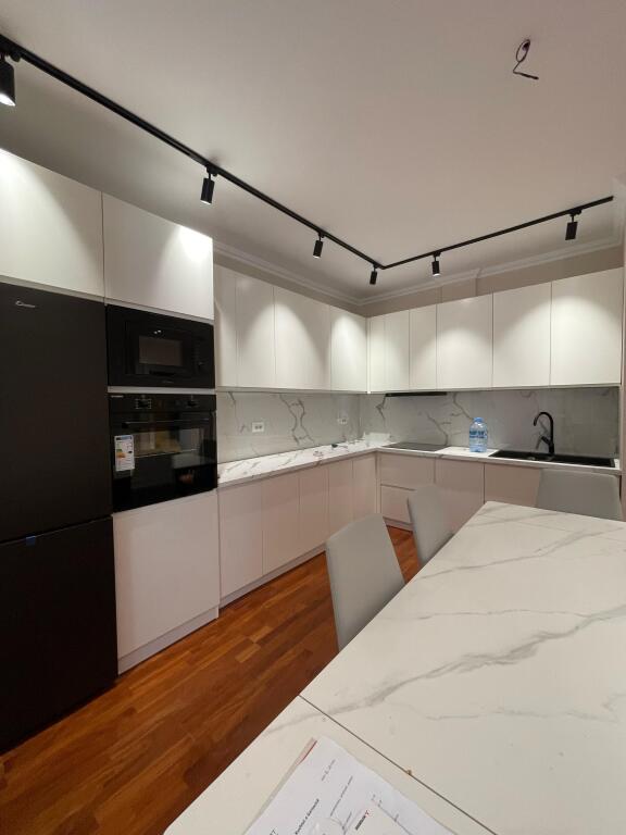 Penthouse me qira tek Rruga e Kavajes!