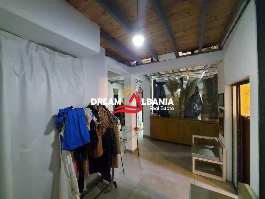Ambjent buze rruge me qera tek Myslym Shyri, prane Credins Bank ,ne Tirane (ID 4251204)