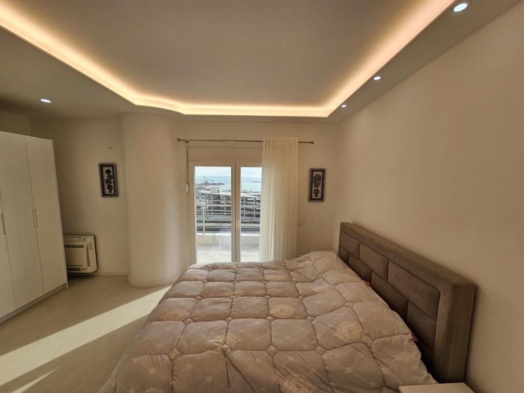Jepet me Qera Apartament 2+1 Durres, Stacioni i Trenit, me pamje nga deti