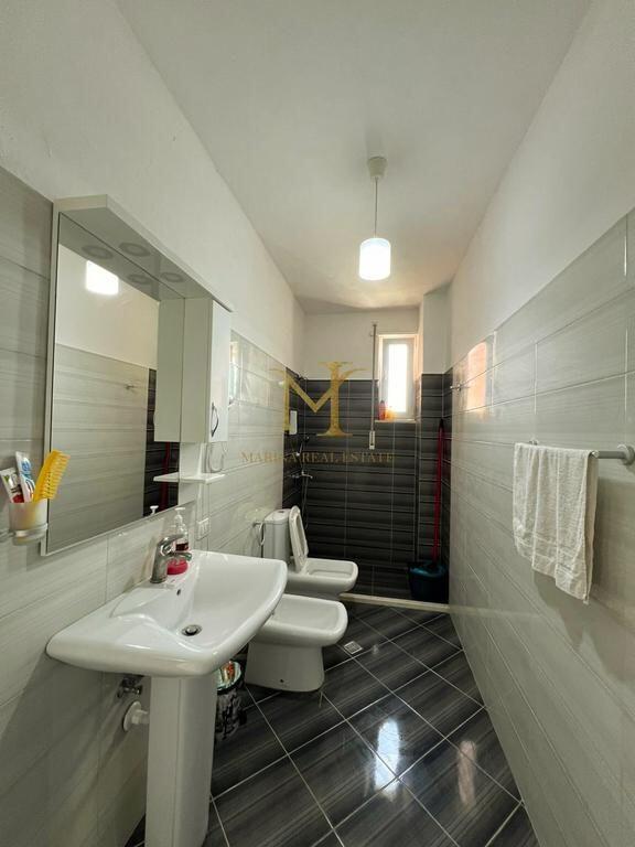 OFROHET ME QERA APARTAMENT 2+1 ME VERANDE, NE PLAZH PERBALLE ME FLORIDEN