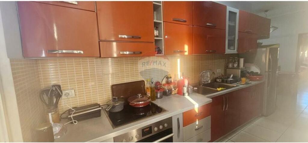 Shitet Apartament tek Ish Tregu Elektrik