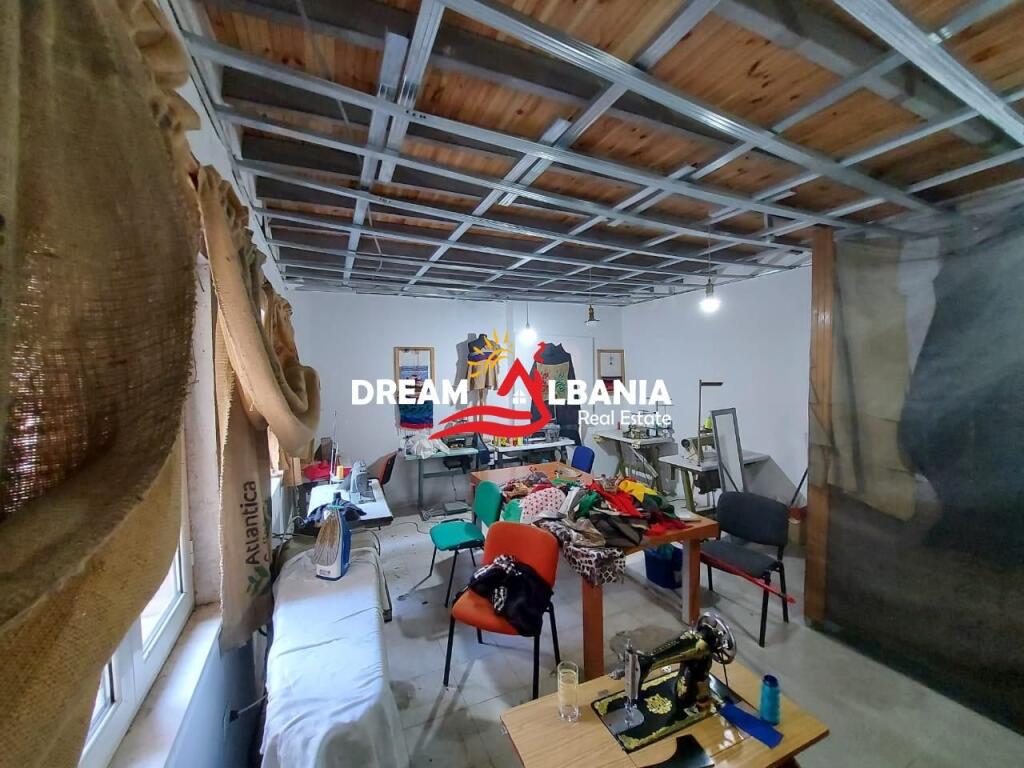 Ambjent buze rruge me qera tek Myslym Shyri, prane Credins Bank ,ne Tirane (ID 4251204)