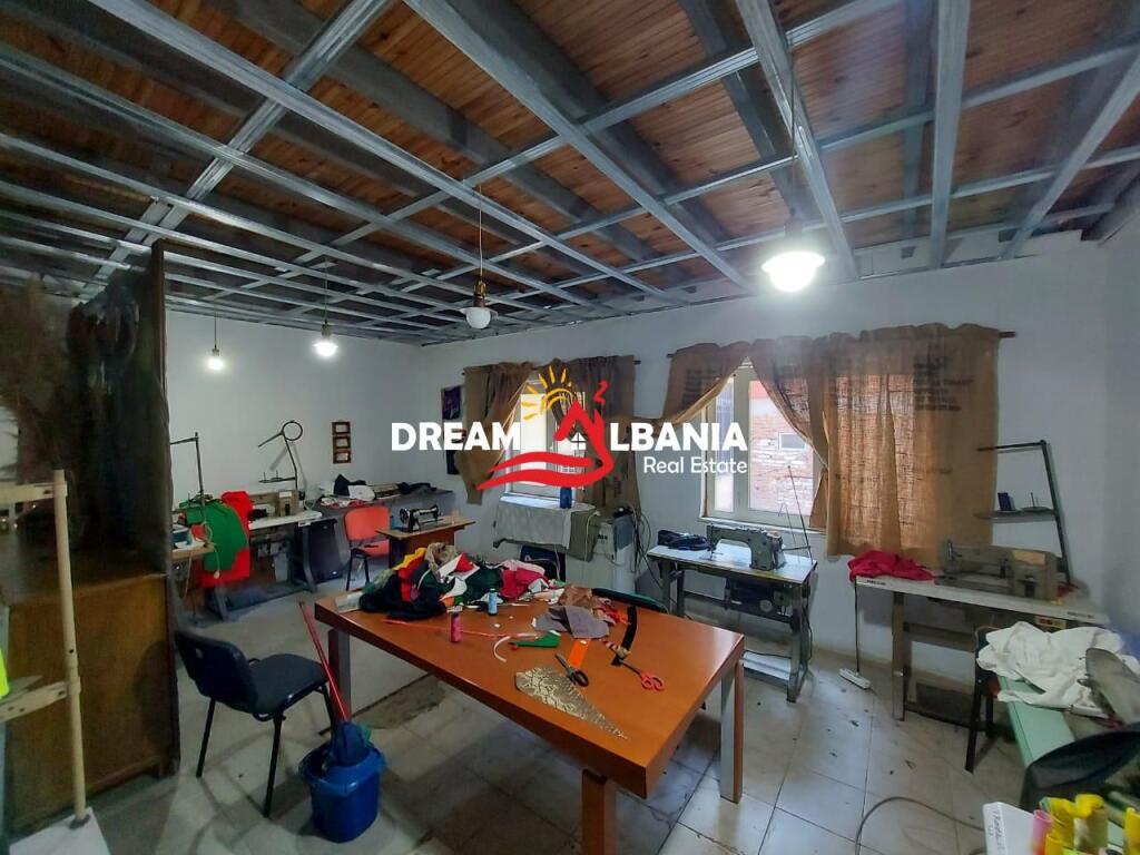 Ambjent buze rruge me qera tek Myslym Shyri, prane Credins Bank ,ne Tirane (ID 4251204)