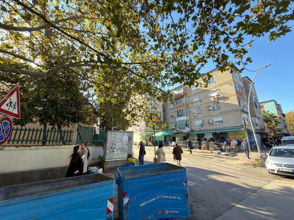 📣 AFFITTO Appartamento 2+1 Con Parcheggio 📍 Kombinat Via "Fejzi Hoxha" ✨   🏠 Casa Privata  🛋️ Arredato  👉 Cucina Separata   💶 Prezzo 350 Euro