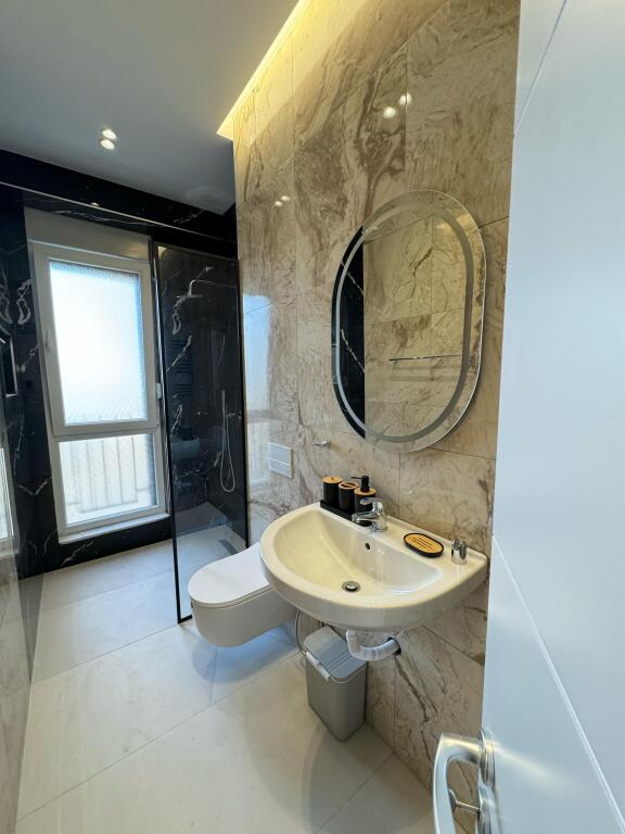 Affittasi Super Appartamento 2+1+2 – Complesso IBN, Ex Campo di Aviazione  📍 Posizione: Ex Campo di Aviazione, Complesso IBN 🏢 Piano: 2 (palazzo nuovo, costruzione 2024, con ascensore) 📐 Tipologia: 2 camere da letto + soggiorno + 2 bagni 🚗 Posto auto con costo extra: 70€/mese 🛋️ L'appartamento è appena arredato con lavori di qualità 💶 Prezzo di affitto: 750€/mese   📞 Per maggiori informazioni o per una visita, contattare al