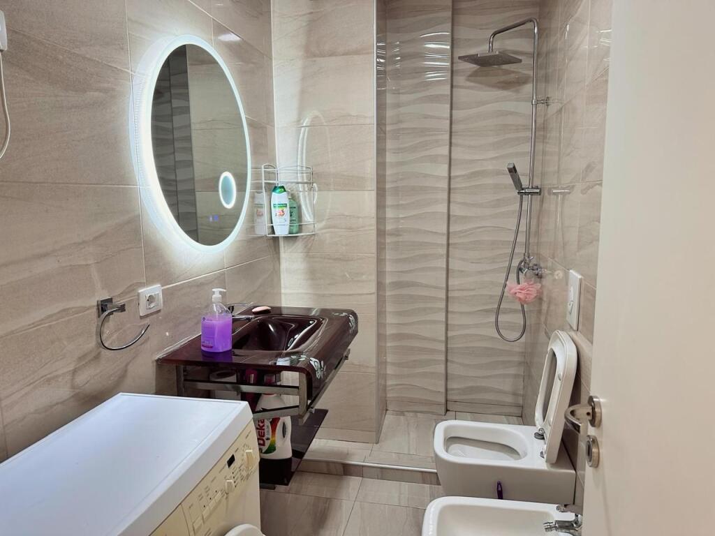 Jepet me qera apartament lluksoz 1+1+verande   